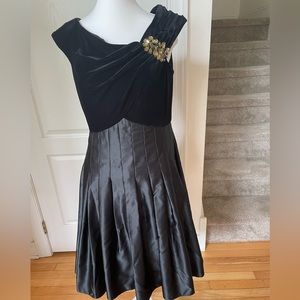 Eliza G woman evening dress, size 6, combination of velvet and satin material